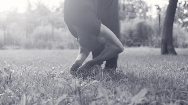 Un homme faisant des exercices de yoga dans le parc — Video