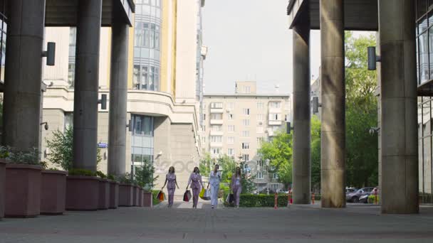 Четыре привлекательные деловые женщины, гуляющие по городу — стоковое видео