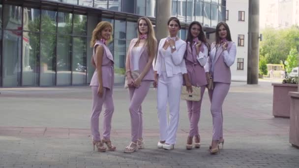 Портрет пяти деловых женщин на открытом воздухе — стоковое видео