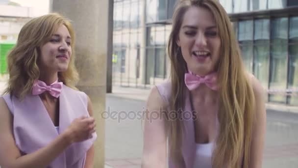 Femmes d'affaires attrayantes parler et rire — Video