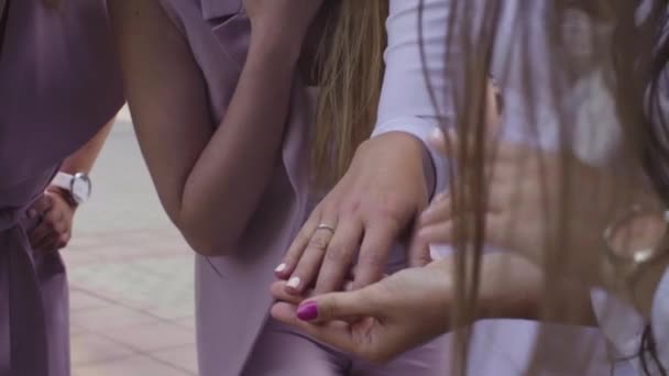 Las manos de las mujeres de negocios mirando la manicura — Vídeos de Stock