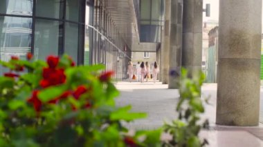 Şehirde yürüyüş beş çekici kadın