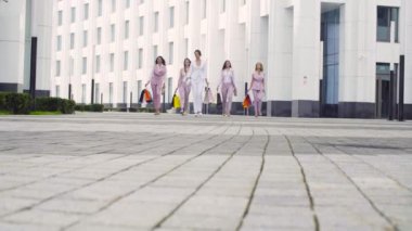 Şehirde yürüyüş beş çekici kadın