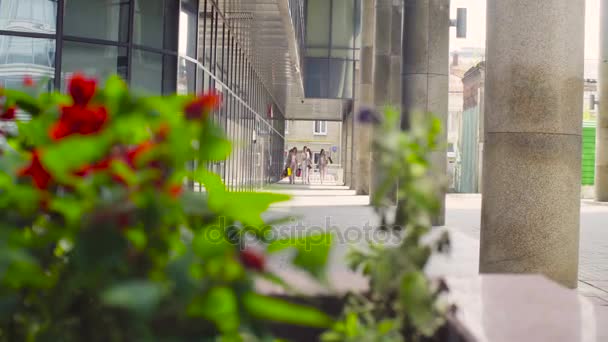 Cinco atractivas mujeres de negocios caminando por la ciudad — Vídeos de Stock
