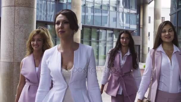 Retrato de mujeres de negocios caminando por la ciudad — Vídeo de stock