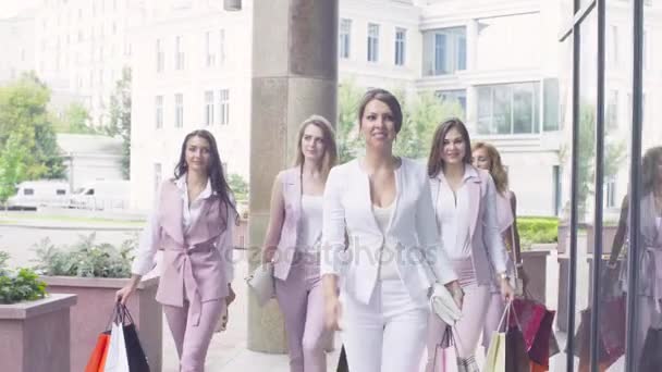 Портрет деловых женщин, гуляющих по городу — стоковое видео