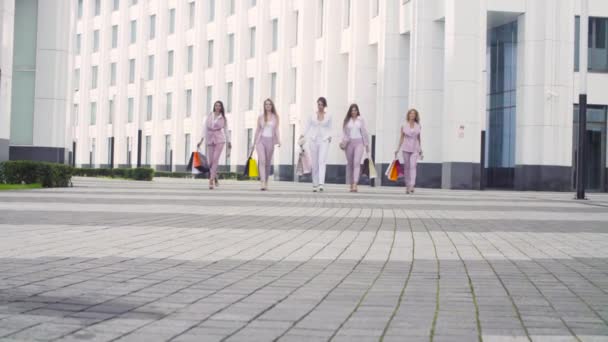 Fünf attraktive Geschäftsfrauen laufen durch die Stadt — Stockvideo