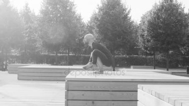 Yoga egzersizleri parkta yapan bir erkek