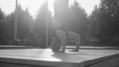 Parkta başı yapan bir erkek