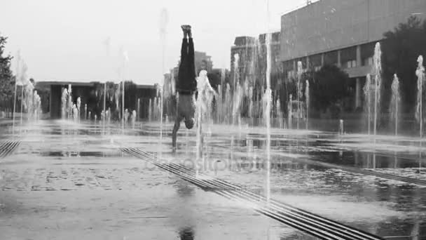 Homme fort exécutant handstand dans la fontaine — Video