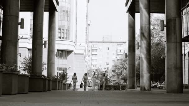 Cuatro atractivas mujeres de negocios caminando por la ciudad — Vídeos de Stock