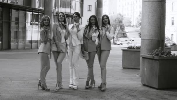 Portrait de cinq femmes d'affaires en plein air — Video