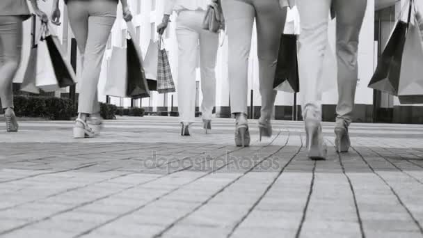 Cinco mulheres de negócios atraentes andando na cidade — Vídeo de Stock