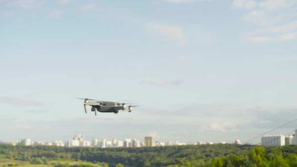 Um quadrocopter drone com câmera voando no céu — Vídeo de Stock