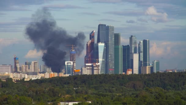 Czarnego dymu nad spalanie mieszkalnych budynku — Wideo stockowe