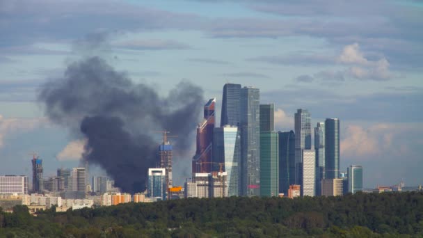 Černý kouř nad hořícími obytné budovy — Stock video