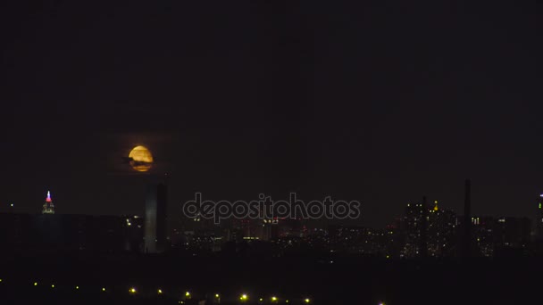 Oranžový měsíc v úplňku nad Panorama Moskvy. — Stock video