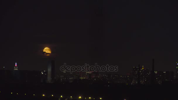 オレンジ色の満月がモスクワのスカイライン以上の上昇. — ストック動画