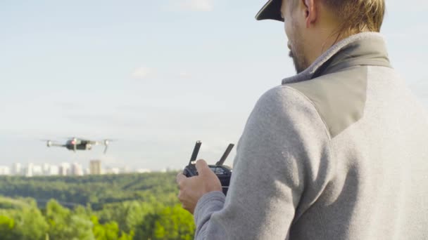 Man die een drone quadrocopter met camera — Stockvideo