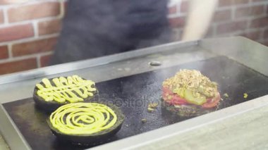 Elinde Şef hardal bir çörek dökme
