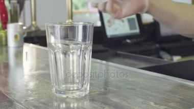 Elleri soğuk içecekler hazırlamak barmen