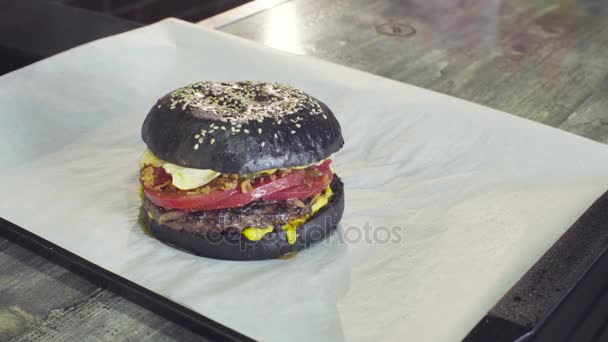 Manos de chef presionando una hamburguesa lista — Vídeos de Stock