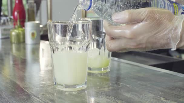 차가운 음료를 준비 하는 바텐더의 손 — 비디오
