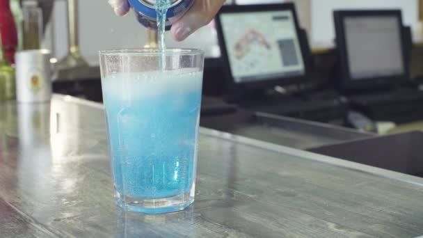 Tangan dari bartender menyiapkan minuman dingin — Stok Video