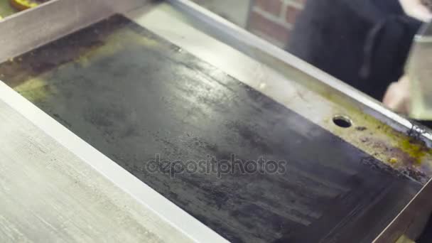 Rukou šéfkuchaře čištění grilu — Stock video