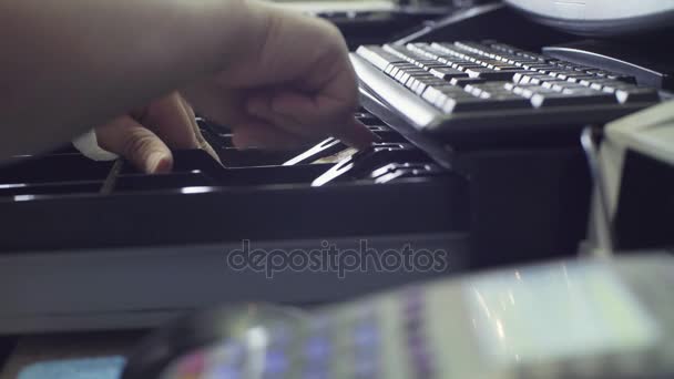 Manos de hombre poniendo dinero en caja de efectivo — Vídeos de Stock