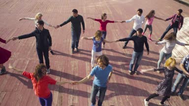 Dans Moskova. İnsanlar meydanda dans.