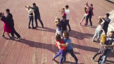 Dans Moskova. İnsanlar meydanda dans.