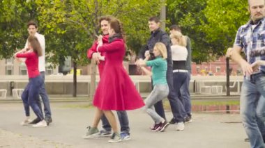 Dans Moskova. Parkta dans insanlar