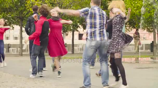 Balla a Mosca. Persone che ballano nel parco — Video Stock