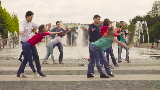 Dança em Moscovo. Pessoas dançando perto da fonte — Vídeo de Stock