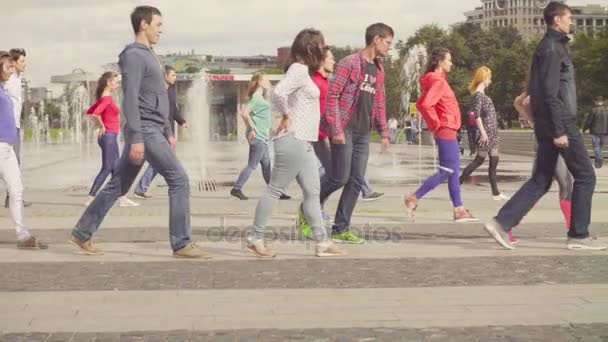 Танец в Москве. Люди танцуют возле фонтана — стоковое видео