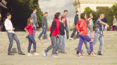 Dans Moskova. Merdivenlerde dans insanlar