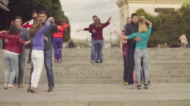 Dans Moskova. Merdivenlerde dans insanlar