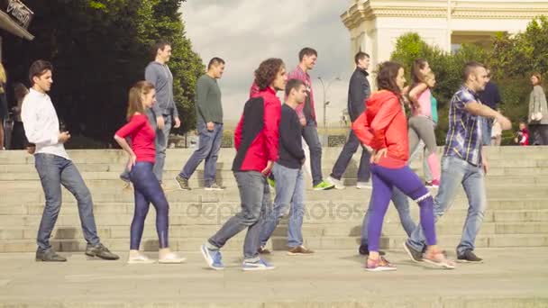 Taniec w Moskwie. Ludzie tańczą na schodach — Wideo stockowe