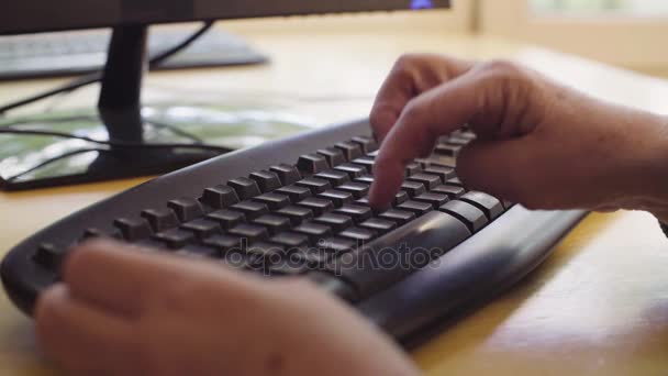 Hands of old woman typing on a computer keyboard — Stock Video