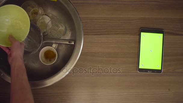 与厨房桌子上的绿色屏幕平板电脑 — 图库视频影像