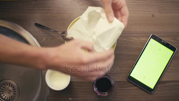 Manos de hombre desplazando la tableta con pantalla verde — Vídeo de stock