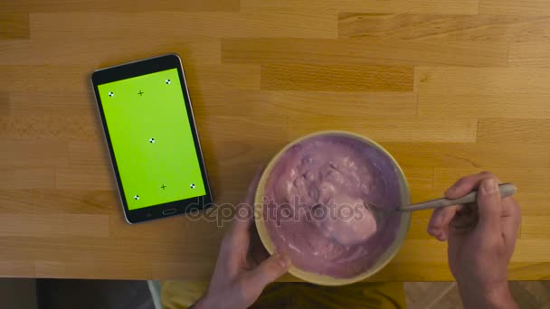 Таблетка с зеленым экраном на кухонном столе — стоковое видео