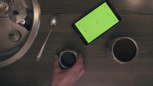 Een tablet met groen scherm op de keukentafel — Stockvideo