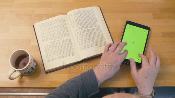 Pantalla verde. Vieja escribiendo en la tableta — Vídeo de stock