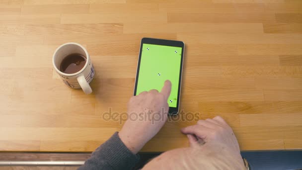 Зелений екран. Стара жінка прокручує планшет — стокове відео