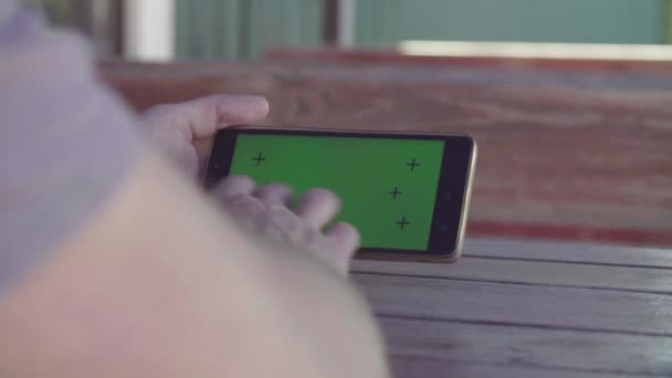 Mans teléfono inteligente de desplazamiento manual con pantalla verde — Vídeos de Stock