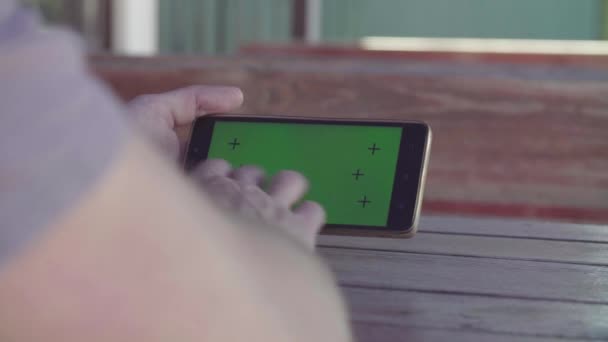 Mans smartphone a scorrimento manuale con schermo verde — Video Stock