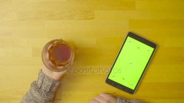 Bir tablet ile mutfak masasının üzerinde Yeşil perde