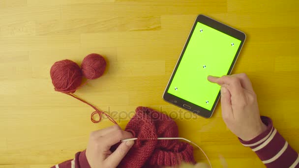 Зеленый экран. Женская шерсть для вязания рук — стоковое видео